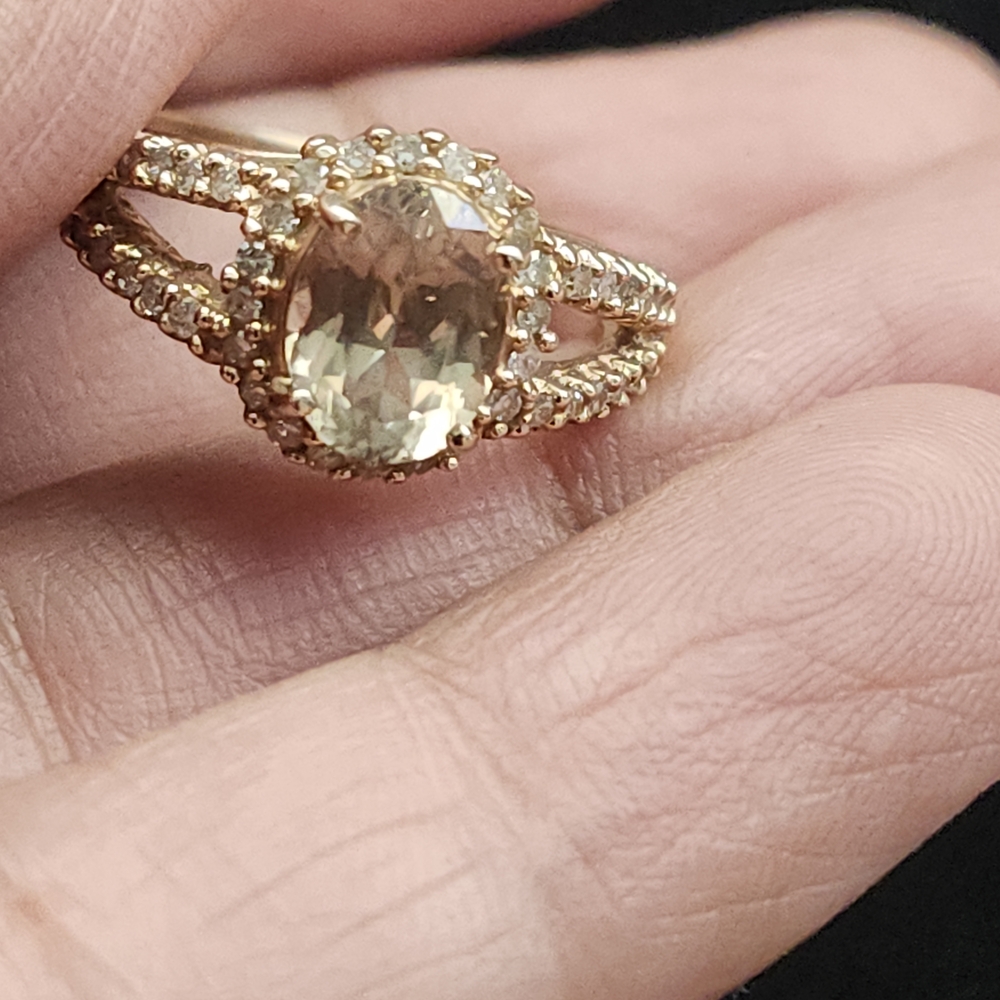 Elegant Gold Ring with Gemstone